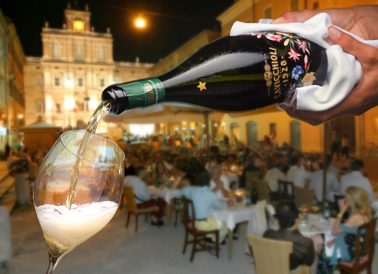Cavicchioli, wine, bottiglia, vino, malvasia, frizzante, bollicine, versare, bicchiere, decorazione, fotografia pubblicitaria, fotografia ambientata